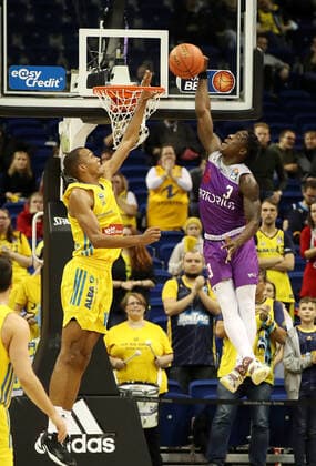 Louis Olinde, Zack Bryant action game scene duel sports basketball BBL Bundesliga men season 2021 2022 24 10 2021 ALBA Berlin vs BG Göttingen