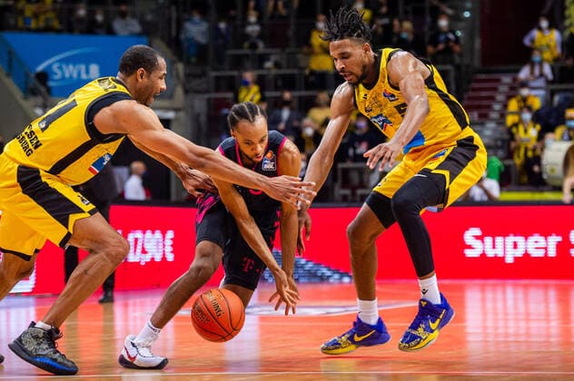 Parker Jackson Cartwright Telekom Baskets Bonn 33 in the pincer of li Tremmell Darden MHP RIESEN Ludwigsburg 21 re Justin Simon MHP RIESEN Ludwigsburg 5 during the BBL match MHP Riesen Ludwigsburg Telekom Baskets Bonn on 24 10 2021 in Ludwigsburg MHPArena Germany Ludwigsburg 24 10 21 Basketball , 24 10 2021, Ludwigsburg Germany xpxsdx