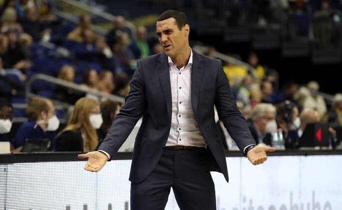 Coach Roel Moors action upper body upper body sports basketball BBL Bundesliga men season 2021 2022 24 10 2021 ALBA Berlin vs BG Göttingen