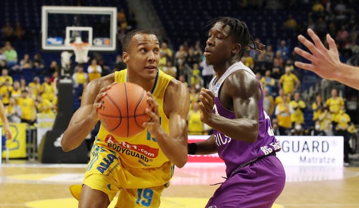 Louis Olinde, Zack Bryant action game scene duel sports basketball BBL Bundesliga men season 2021 2022 24 10 2021 ALBA Berlin vs BG Göttingen