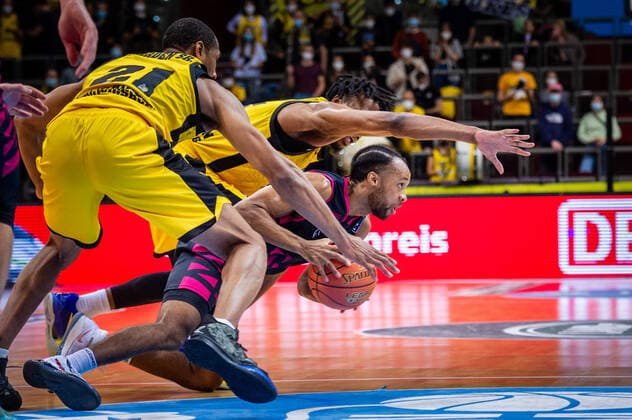 Parker Jackson Cartwright Telekom Baskets Bonn 33 in the pincer of Tremmell Darden MHP RIESEN Ludwigsburg 21 Justin Simon MHP RIESEN Ludwigsburg 5 during the BBL match MHP Riesen Ludwigsburg Telekom Baskets Bonn on 24 10 2021 in Ludwigsburg MHPArena Germany Ludwigsburg 24 10 21 Basketball , 24 10 2021, Ludwigsburg Germany xpxsdx