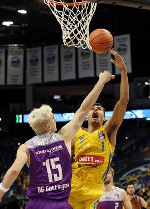 Oscar da Silva, Philipp Hartwich action game scene duel sports basketball BBL Bundesliga men season 2021 2022 24 10 2021 ALBA Berlin vs BG Göttingen