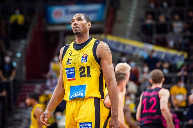 Tremmell Darden MHP RIESEN Ludwigsburg 21 critical look at the BBL game MHP Riesen Ludwigsburg Telekom Baskets Bonn on 24 10 2021 in Ludwigsburg MHPArena Germany Ludwigsburg 24 10 21 Basketball , 24 10 2021, Ludwigsburg Germany xpxsdx