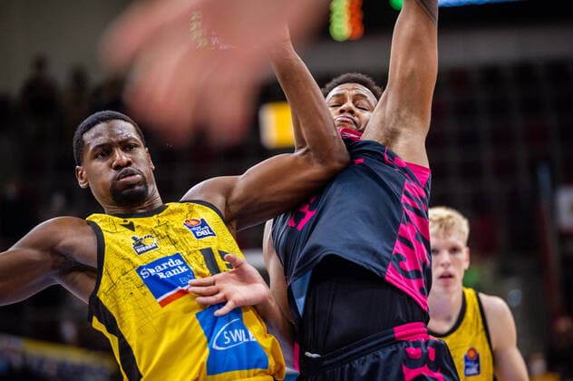 Justin Gorham Telekom Baskets Bonn 4 li Yorman Polas Bartolo MHP RIESEN Ludwigsburg 13 during the BBL match MHP Riesen Ludwigsburg Telekom Baskets Bonn on 24 10 2021 in Ludwigsburg MHPArena Germany Ludwigsburg 24 10 21 Basketball , 24 10 2021, Ludwigsburg Germany xpxsdx