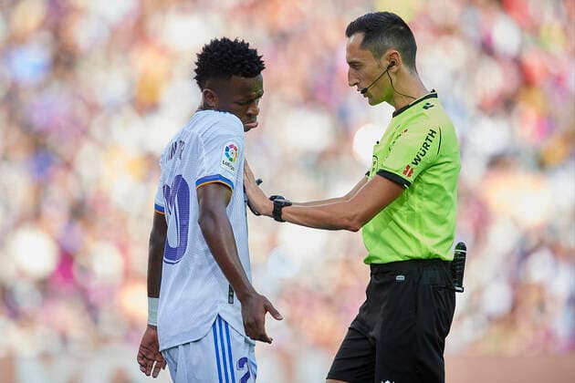 Sport Themen der Woche KW42 Sport Bilder des Tages FC Barcelona, Barca v Real Madrid CF - La Liga Santander Vinicius Junior of Real Madrid and referee Jose Maria Sanchez Martinez talks during the La Liga Santander match between FC Barcelona and Real Madrid CF at Camp Nou on October 24, 2021 in Barcelona, Spain. Barcelona Spain  Copyright: xJosexBretonx breton-fcbarcel211024_npCYg