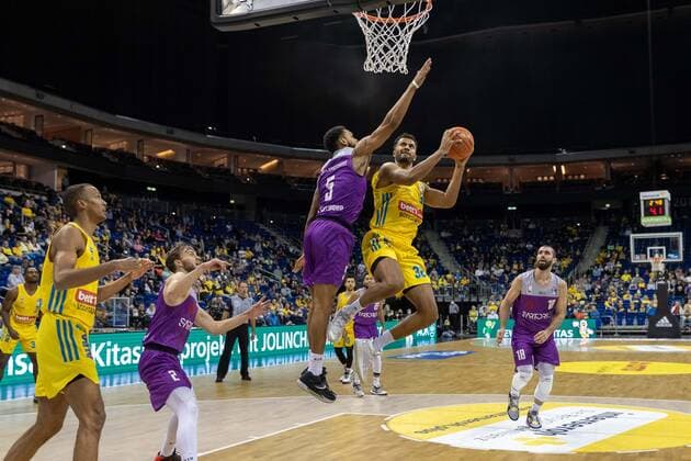 Basketball Berlin 24 10 2021 Season 2021 2022 1 Bundesliga easyCredit BBL BBL Alba Berlin BG Göttingen Johannes Thiemann Alba Berlin, No 32 Jeff Roberson Göttingen, No 05