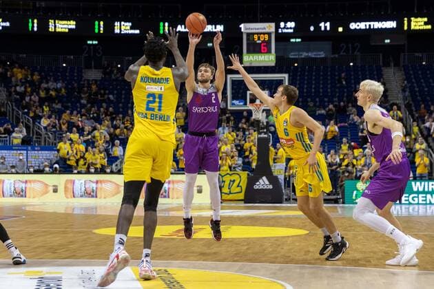 Basketball Berlin 24 10 2021 Season 2021 2022 1 Bundesliga easyCredit BBL BBL Alba Berlin BG Göttingen Jake Toolson Göttingen, No 02 Malte Delow Alba Berlin, No 06 Christ Koumadje Alba Berlin, No 21
