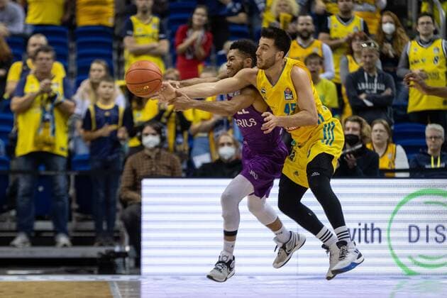 Basketball Berlin 24 10 2021 Season 2021 2022 1 Bundesliga easyCredit BBL BBL Alba Berlin BG Göttingen Stephen Brown Jr Göttingen, No 22 Tamir Blatt Alba Berlin, No 45