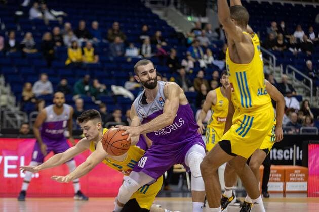 Basketball Berlin 24 10 2021 Season 2021 2022 1 Bundesliga easyCredit BBL BBL Alba Berlin BG Göttingen Harper Kamp Göttingen, No 18 Jonas Mattisseck Alba Berlin, No 09 li Louis Olinde Alba Berlin, No 19