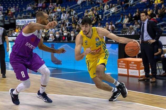 Basketball Berlin 24 10 2021 Season 2021 2022 1 Bundesliga easyCredit BBL BBL Alba Berlin BG Göttingen Javel Zoosman Alba Berlin, No 50 Akeem Vargas Göttingen, No 08