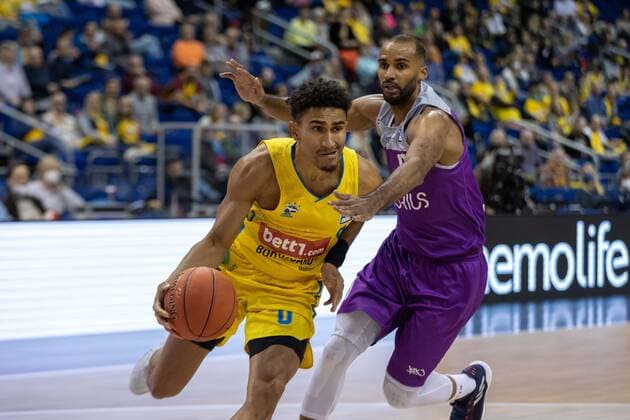 Basketball Berlin 24 10 2021 Season 2021 2022 1 Bundesliga easyCredit BBL BBL Alba Berlin BG Göttingen Maodo Lo Alba Berlin, No 00 Akeem Vargas Göttingen, No 08