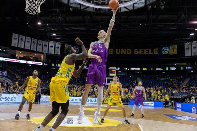 Basketball Berlin 24 10 2021 Season 2021 2022 1 Bundesliga easyCredit BBL BBL Alba Berlin BG Göttingen Philipp Hartwich Göttingen, No 15 Christ Koumadje Alba Berlin, No 21