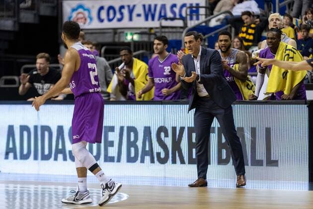 Basketball Berlin 24 10 2021 Season 2021 2022 1 Bundesliga easyCredit BBL BBL Alba Berlin BG Göttingen Roel Moors Göttingen, Coach Stephen Brown Jr Göttingen, No 22
