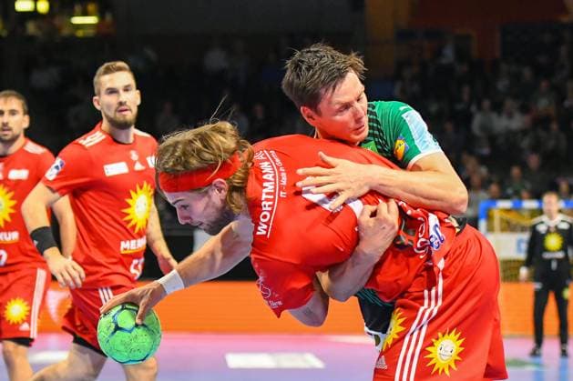 24 10 2021, xlakx, Handball LIQUI MOLY 1 Bundesliga, Fuechse Berlin TuS N Lübbecke emspor, v l Lutz Heiny TuS N Luebbecke No 5 ,Hans Lindberg Fuechse Berlin No 18 Berlin