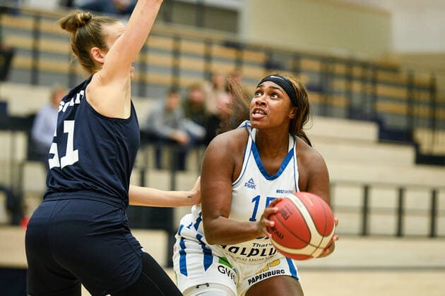 Halle, Germany 24 October 2021 1 BBL Women 2021 2022 Gisa Lions SV Halle vs Capitol Bascats Duesseldorf v li in duel Britta Worms Duesseldorf and Kourtni Perry Halle SWH arena Sachsen Anhalt Copyright: xFotostandx xxBallaschx