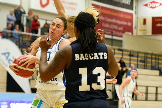 Halle, Germany 24 October 2021 1 BBL Women 2021 2022 Gisa Lions SV Halle vs Capitol Bascats Duesseldorf v li in duel Barbora Kasparkova Halle and Marquita Waller Duesseldorf SWH arena Saxony Anhalt Copyright: xFotostandx xxBallaschx