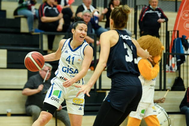 Halle, Germany 24 October 2021 1 BBL Women 2021 2022 Gisa Lions SV Halle vs Capitol Bascats Duesseldorf v li in duel Eilidh Simpson Halle and Britta Worms Duesseldorf SWH arena Saxony Anhalt Copyright: xFotostandx xxBallaschx