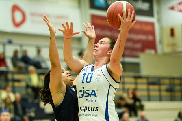 Halle, Germany 24 October 2021 1 BBL Women 2021 2022 Gisa Lions SV Halle vs Capitol Bascats Duesseldorf v li in duel Tatiana Ariel Tenorio Duesseldorf and Barbora Kasparkova Halle SWH arena Sachsen Anhalt Copyright: xFotostandx xxBallaschx