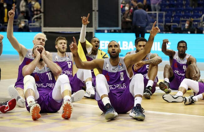 Harper Kamp, Akeem Vargas, Göttingen celebrate win in front of fans Sport Basketball BBL Bundesliga Herren Saison 2021 2022 24 10 2021 ALBA Berlin vs BG Göttingen