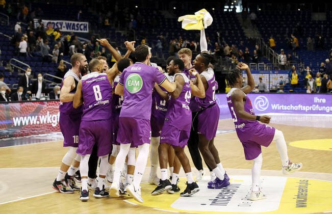Göttingen celebrate victory in front of fans jubilant joy emotion jubilation after spoielende sports basketball BBL Bundesliga men season 2021 2022 24 10 2021 ALBA Berlin vs BG Göttingen