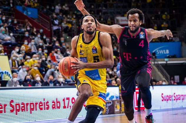 Justin Simon MHP RIESEN Ludwigsburg 5 Justin Gorham Telekom Baskets Bonn 4 during the BBL match MHP Riesen Ludwigsburg Telekom Baskets Bonn on 24 10 2021 in Ludwigsburg MHPArena Germany Ludwigsburg 24 10 21 Basketball , 24 10 2021, Ludwigsburg Germany xpxsdx