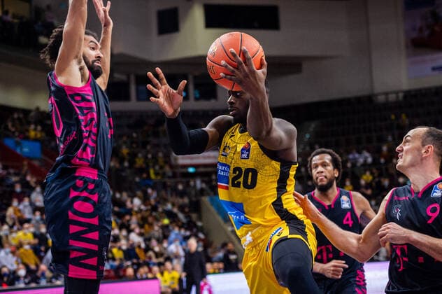 Rawle Alkins MHP RIESEN Ludwigsburg 20 Jeremy Morgan Telekom Baskets Bonn 20 re Karsten Tadda Telekom Baskets Bonn 9 Justin Gorham Telekom Baskets Bonn 4 during the BBL match MHP Riesen Ludwigsburg Telekom Baskets Bonn on 24 10 2021 in Ludwigsburg MHPArena Germany Ludwigsburg 24 10 21 Basketball , 24 10 2021, Ludwigsburg Germany xpxsdx