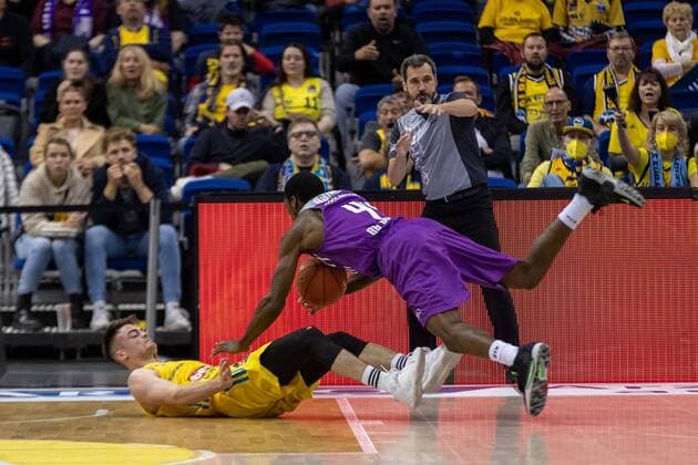 Basketball Berlin 24 10 2021 Season 2021 2022 1 Bundesliga easyCredit BBL BBL Alba Berlin BG Göttingen Kamar Baldwin Göttingen, No 44 Jonas Mattisseck Alba Berlin, No 09
