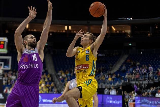 Basketball Berlin 24 10 2021 Season 2021 2022 1 Bundesliga easyCredit BBL BBL Alba Berlin BG Göttingen Malte Delow Alba Berlin, No 06 Harper Kamp Göttingen, No 18