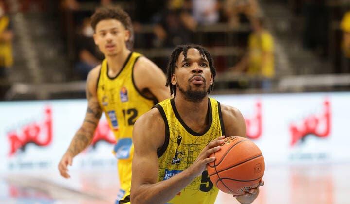 Ludwigsburg , Basketball easycredit BBL Bundesliga MHP Riesen Ludwigsburg vs Telekom Baskets Bonn , Justin Simon Riesen