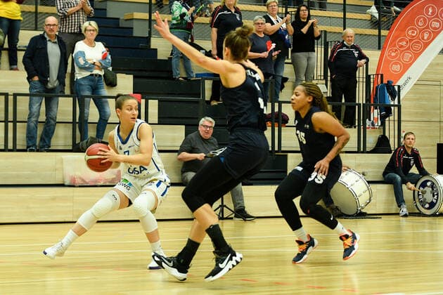 Halle, Germany 24 October 2021 1 BBL Women 2021 2022 Gisa Lions SV Halle vs Capitol Bascats Duesseldorf v li in duel Laura Schinkel Halle and Deijah Blanks Duesseldorf SWH arena Saxony Anhalt Copyright: xFotostandx xxBallaschx