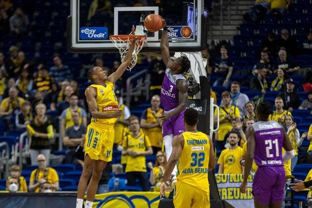 Basketball Berlin 24 10 2021 Season 2021 2022 1 Bundesliga easyCredit BBL BBL Alba Berlin BG Göttingen Zack Bryant Göttingen, No 03 Louis Olinde Alba Berlin, No 19