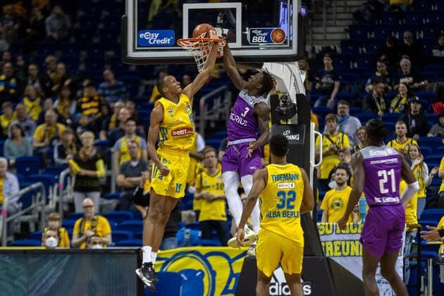 Basketball Berlin 24 10 2021 Season 2021 2022 1 Bundesliga easyCredit BBL BBL Alba Berlin BG Göttingen Zack Bryant Göttingen, No 03 Louis Olinde Alba Berlin, No 19