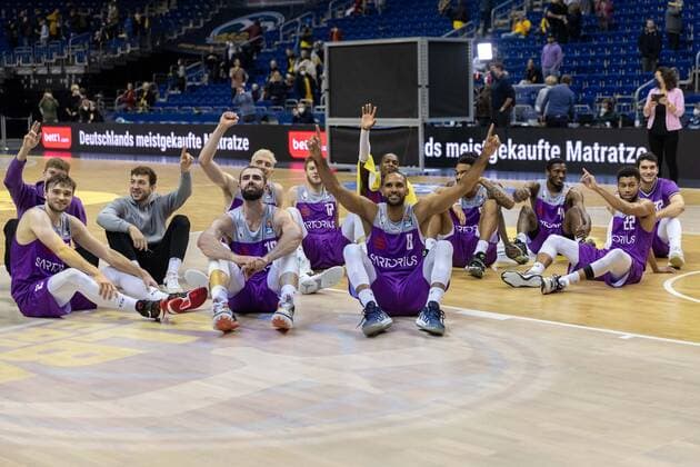 Basketball Berlin 24 10 2021 Season 2021 2022 1 Bundesliga easyCredit BBL BBL Alba Berlin BG Göttingen Jubel Göttingen Akeem Vargas Göttingen, No 08 Harper Kamp Göttingen, No 18 and others.