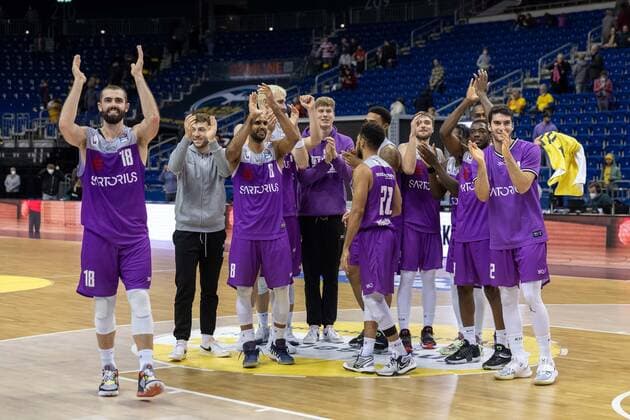 Basketball Berlin 24 10 2021 Season 2021 2022 1 Bundesliga easyCredit BBL BBL Alba Berlin BG Göttingen Jubel Göttingen Harper Kamp Göttingen, No 18 Akeem Vargas Göttingen, No 08 Stephen Brown Jr Göttingen, No 22 and others.