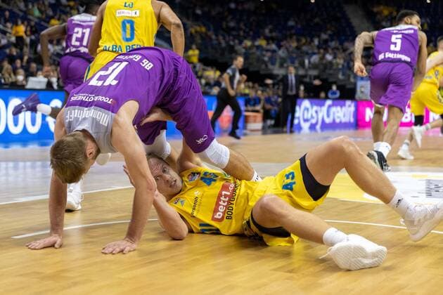 Basketball Berlin 24 10 2021 Season 2021 2022 1 Bundesliga easyCredit BBL BBL Alba Berlin BG Göttingen Luke Sikma Alba Berlin, No 43 on the floor Mathis Mönninghoff Göttingen, No 17