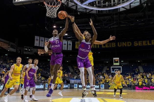 Basketball Berlin 24 10 2021 Season 2021 2022 1 Bundesliga easyCredit BBL BBL Alba Berlin BG Göttingen James Dickey III Göttingen, No 21 Zack Bryant Göttingen, No 03 Oscar Da Silva Alba Berlin, No 01 hi