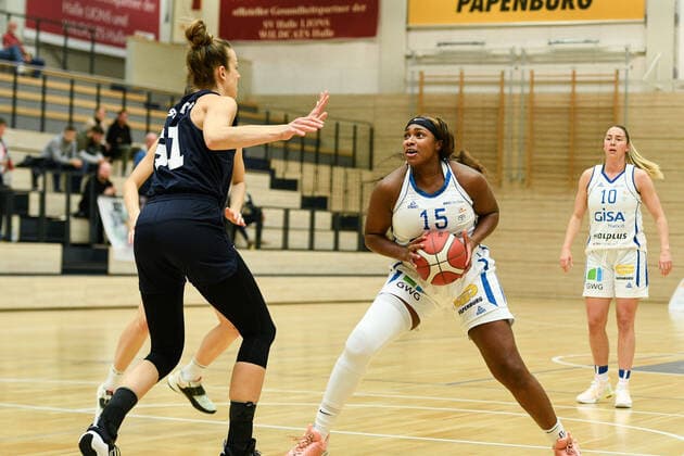 Halle, Germany 24 October 2021 1 BBL Women 2021 2022 Gisa Lions SV Halle vs Capitol Bascats Duesseldorf v li in duel Britta Worms Duesseldorf and Kourtni Perry Halle SWH arena Sachsen Anhalt Copyright: xFotostandx xxBallaschx