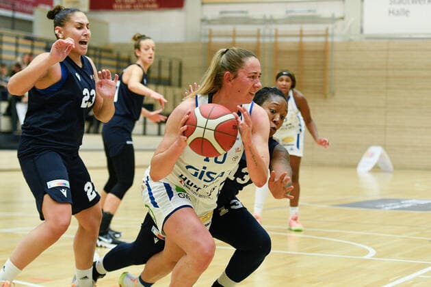 Halle, Germany 24 October 2021 1 BBL Women 2021 2022 Gisa Lions SV Halle vs Capitol Bascats Duesseldorf from left in duel Evgenia Kollatou Duesseldorf , Barbora Kasparkova Halle and Marquita Waller Duesseldorf SWH arena Sachsen Anhalt Copyright: xFotostandx xxBallaschx