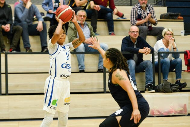 Halle, Germany 24 October 2021 1 BBL Women 2021 2022 Gisa Lions SV Halle vs Capitol Bascats Duesseldorf v li in duel Deeshyra Asdhanti Thomas Halle and Marquita Waller Duesseldorf SWH arena Sachsen Anhalt Copyright: xFotostandx xxBallaschx