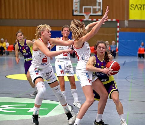 GSD zje123 Basketball Bundesliga Women Medical Instinct Violets BG74 GiroLive Panthers Osnabrück Göttingens Jennifer Crowder on the ball against Osnabrücks Merit Brennecke