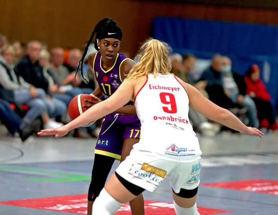 GSD zje123 Basketball Bundesliga Women Medical Instinct Violets BG74 GiroLive Panthers Osnabrück Göttingens Morgan Pullins on the ball against Osnabrücks Emma Eichmeyer