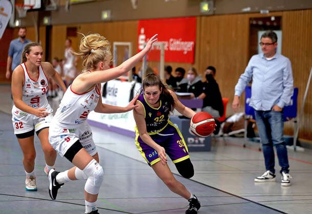 GSD zje123 Basketball Bundesliga Women Medical Instinct Violets BG74 GiroLive Panthers Osnabrück Göttingens Katharine Tudor on the ball against Osnabrücks Emma Eichmeyer