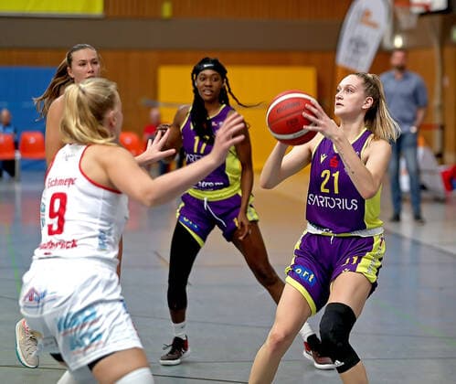 GSD zje123 Basketball Bundesliga Women Medical Instinct Violets BG74 GiroLive Panthers Osnabrück Göttingens Kristyna Brabencova on the ball against Osnabrücks Emma Eichmeyer