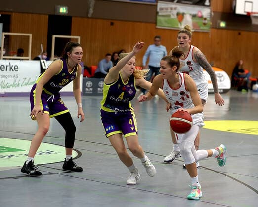 GSD zje123 Basketball Bundesliga Women Medical Instinct Violets BG74 GiroLive Panthers Osnabrück Osnabrücks Eva Rupnik on the ball against Göttingens Meike Oevermann