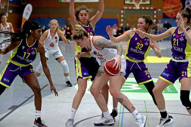 GSD zje123 Basketball Bundesliga Women Medical Instinct Violets BG74 GiroLive Panthers Osnabrück Osnabrücks Samantha Fuehring on the ball against Göttingens Kristyna Brabencova right and Katharine Tudor Göttingens Morgan Pullins and Vasiliki Karambasta outside left.