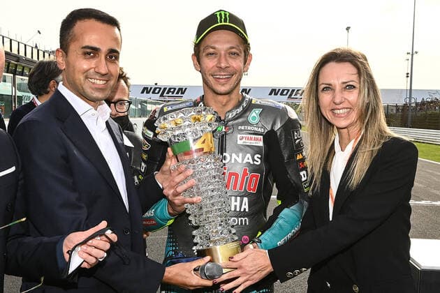 Sport Themen der Woche KW42 Sport Bilder des Tages Motorrad WM, MotoGP, GP Emilia-Romagna in Misano, Letztes Rennen von Valentino Rossi October 24, 2021, RIMINI: Yamaha-SRT Italian rider Valentino Rossi holds a lifetime career award handed to him by Italy s Foreign Affairs Minister Luigi Di Maio Yamaha-SRT Italian rider Valentino Rossi holds a lifetime career award handed to him by Italy s Foreign Affairs Minister, Luigi Di Maio on the occasion of the Motorcycling Grand Prix of Italy and Emilia-Romagna at Misano World Circuit Marco Simoncelli at Misano Adriatico, Italy, 24 October 2021..ANSA DORNA PRESS OFFICE DIEGO SPERANI.+++ ANSA PROVIDES ACCESS TO THIS HANDOUT PHOTO TO BE USED SOLELY TO ILLUSTRATE NEWS REPORTING OR COMMENTARY ON THE FACTS OR EVENTS DEPICTED IN THIS IMAGE; NO ARCHIVING; NO LICENSING RIMINI - ZUMAa110 20211024_zaf_a110_067 Copyright: xDornaxPressxOffice DiegoxSperanix