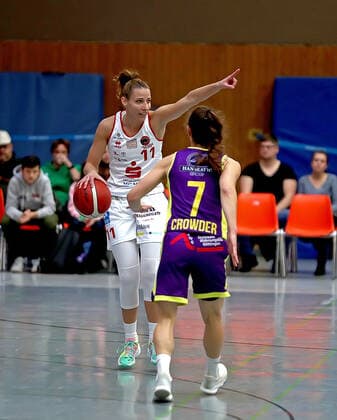 GSD zje123 Basketball Bundesliga Women Medical Instinct Violets BG74 GiroLive Panthers Osnabrück Osnabrücks Eva Rupnik on the ball against Göttingens Jennifer Crowder