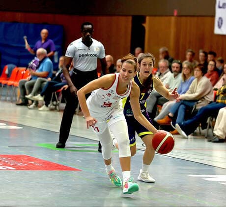 GSD zje123 Basketball Bundesliga Women Medical Instinct Violets BG74 GiroLive Panthers Osnabrück Osnabrücks Eva Rupnik on the ball against Göttingens Jennifer Crowder