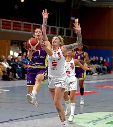 GSD zje123 Basketball Bundesliga Women Medical Instinct Violets BG74 GiroLive Panthers Osnabrück Göttingens Jennifer Crowder on the ball against Osnabrücks Samantha Fuehring