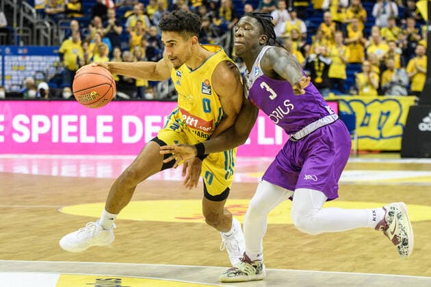v l Maodo Lo, Zack Bryant BG Goettingen, 24 10 2021, BBL, Alba Berlin vs BG Goettingen, at the Mercedes Benz Arena, GER, Berlin, 24 10 21, BBL, Alba vs BG Goettingen, Berlin Copyright: xUwexKoch Eibner-Pressefotox EP_UKH